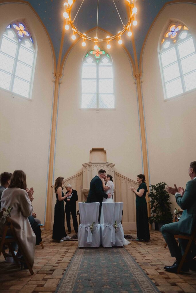 Heiraten in der Alten Neuendorfer Kirche in Potsdam 36